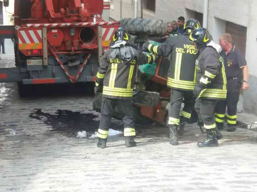 Immagine articolo: Sambuca, trattore si ribalta e un uomo finisce schiacciato