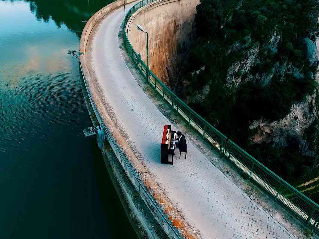Immagine articolo: Ivan Sparacino e il brano “Components“: la musica del pianoforte si fonde con la natura a Sambuca di Sicilia