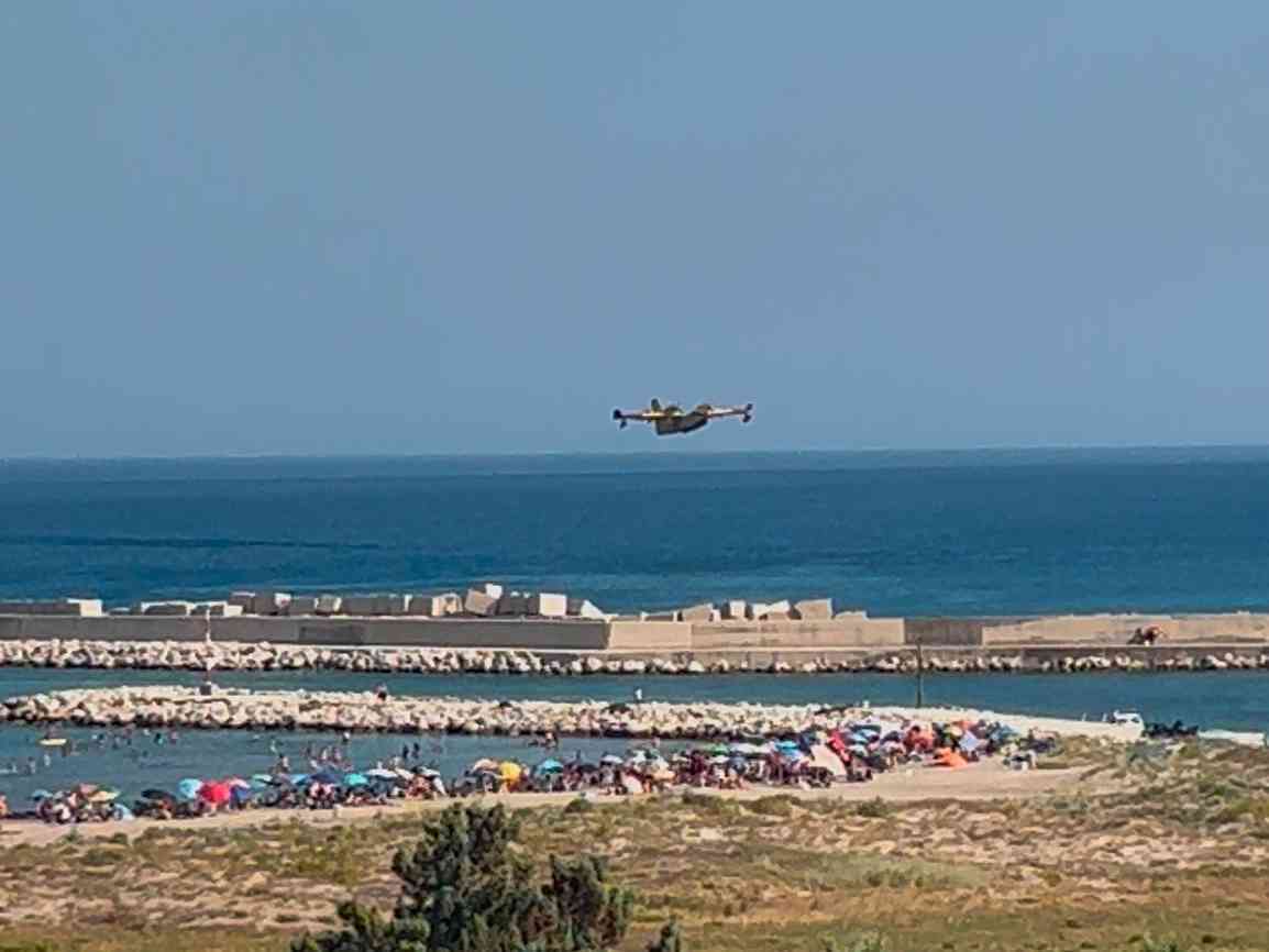 Immagine articolo: Canadair in azione a Porto Palo contro l'incendio al Magaggiaro