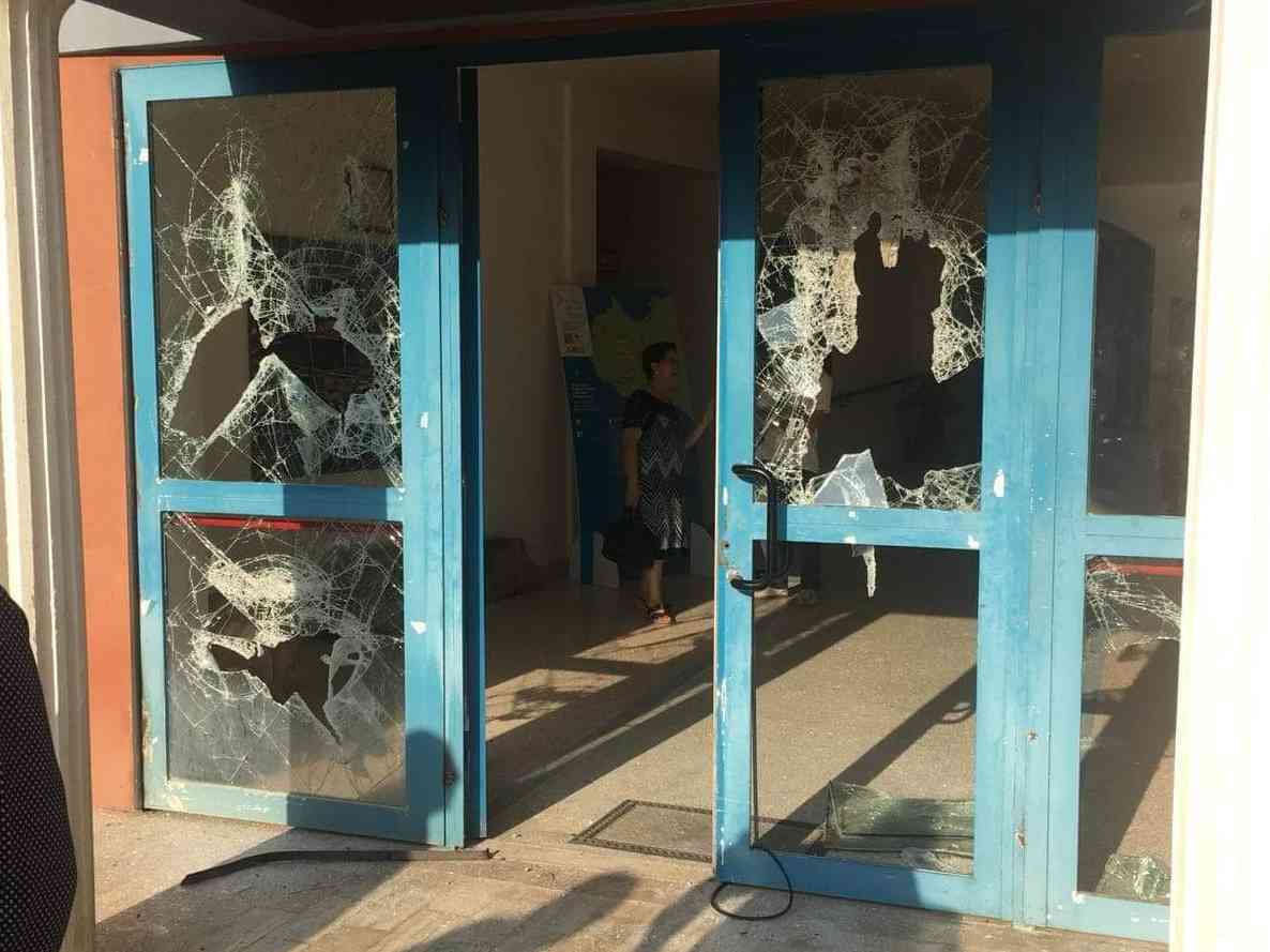 Immagine articolo: Poggioreale, extracomunitario distrugge la porta d'ingresso del Comune. Intervenuti i Carabinieri