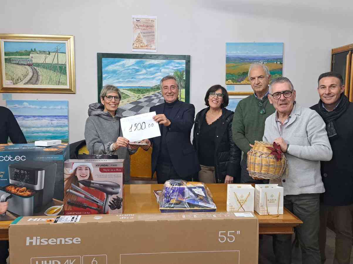 Immagine articolo: Menfi. Solidarietà al Circolo “La Concordia”: donati 1.500 euro all’associazione Enjoy Community