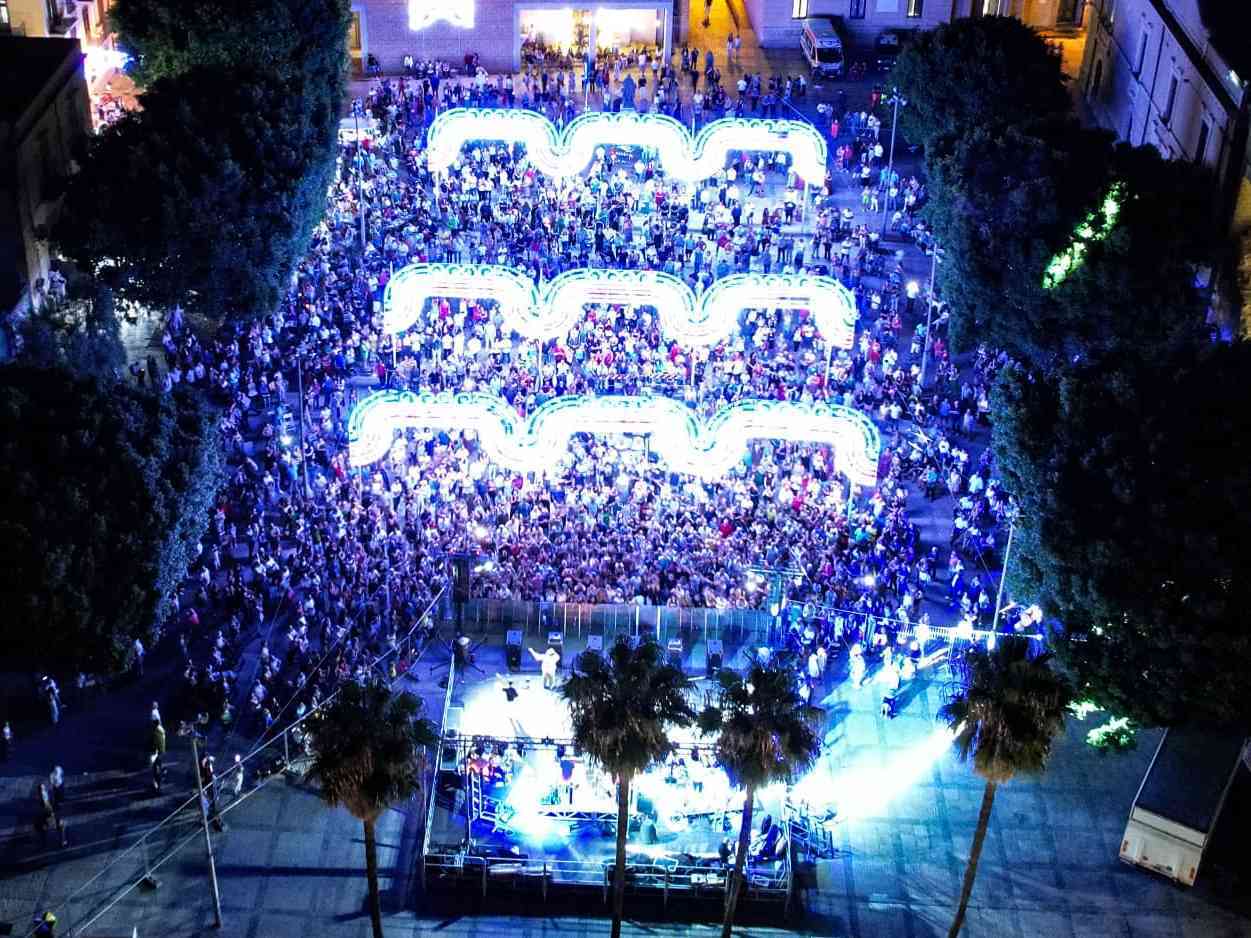 Immagine articolo: Menfi, piazza gremita per Lello Analfino: successo per il concerto “Testa e cuore”