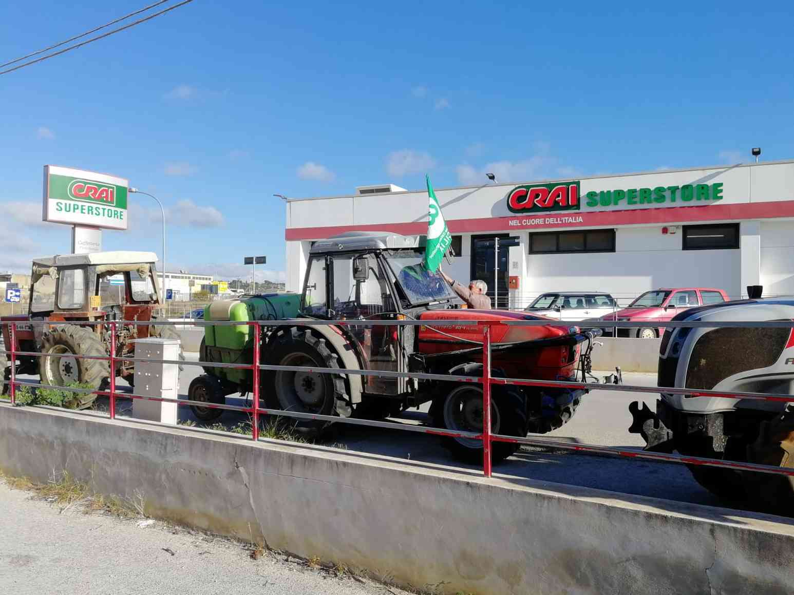 Immagine articolo: Menfi. Agricoltori in strada per il caro acqua per uso irriguo
