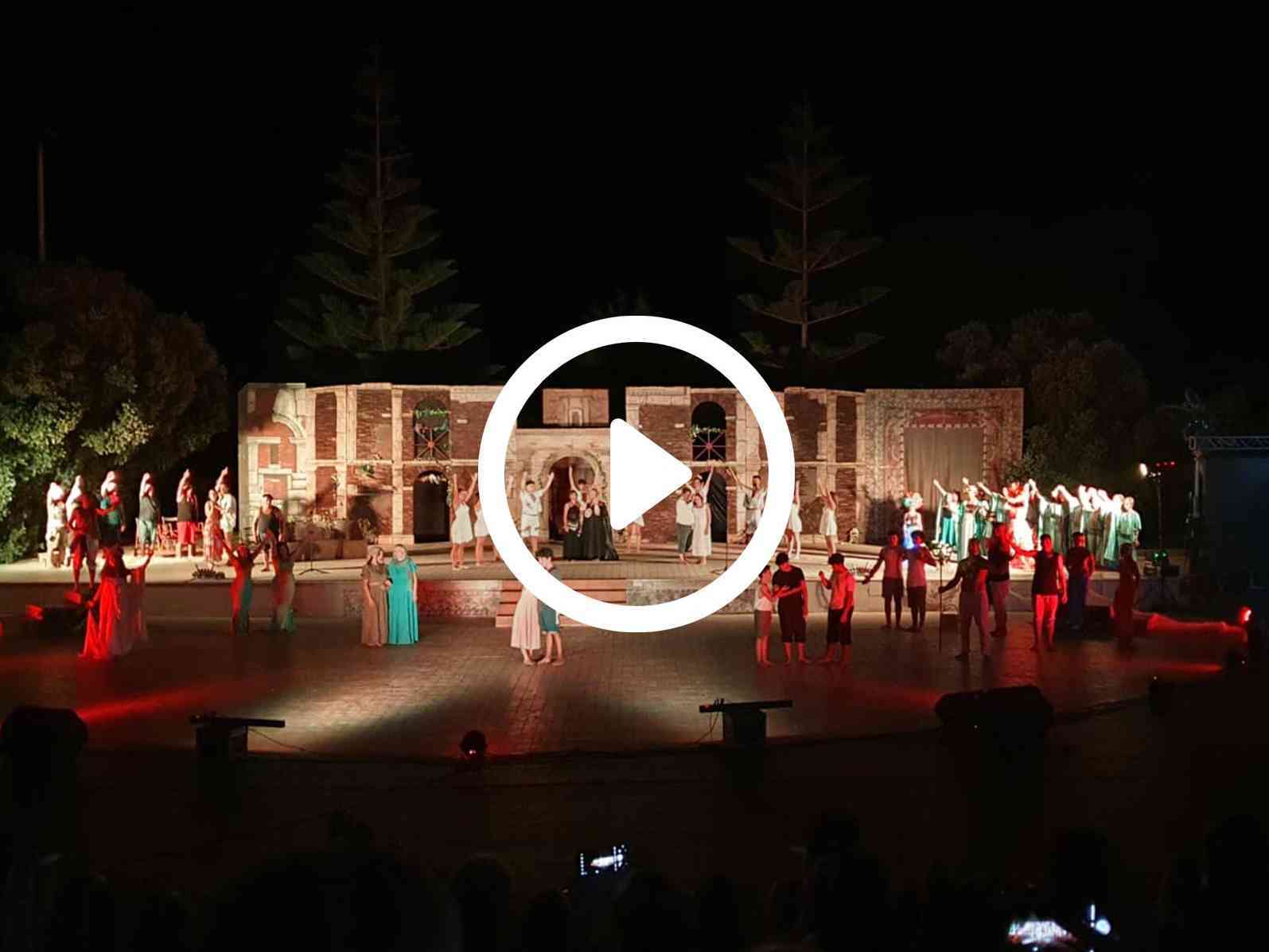 Immagine articolo: Menfi. Un ricordo speciale per Gioele. Un minuto di silenzio e standing ovation, durante la prima dello spettacolo “Chiamatemi Ferdinandea“. Il Video