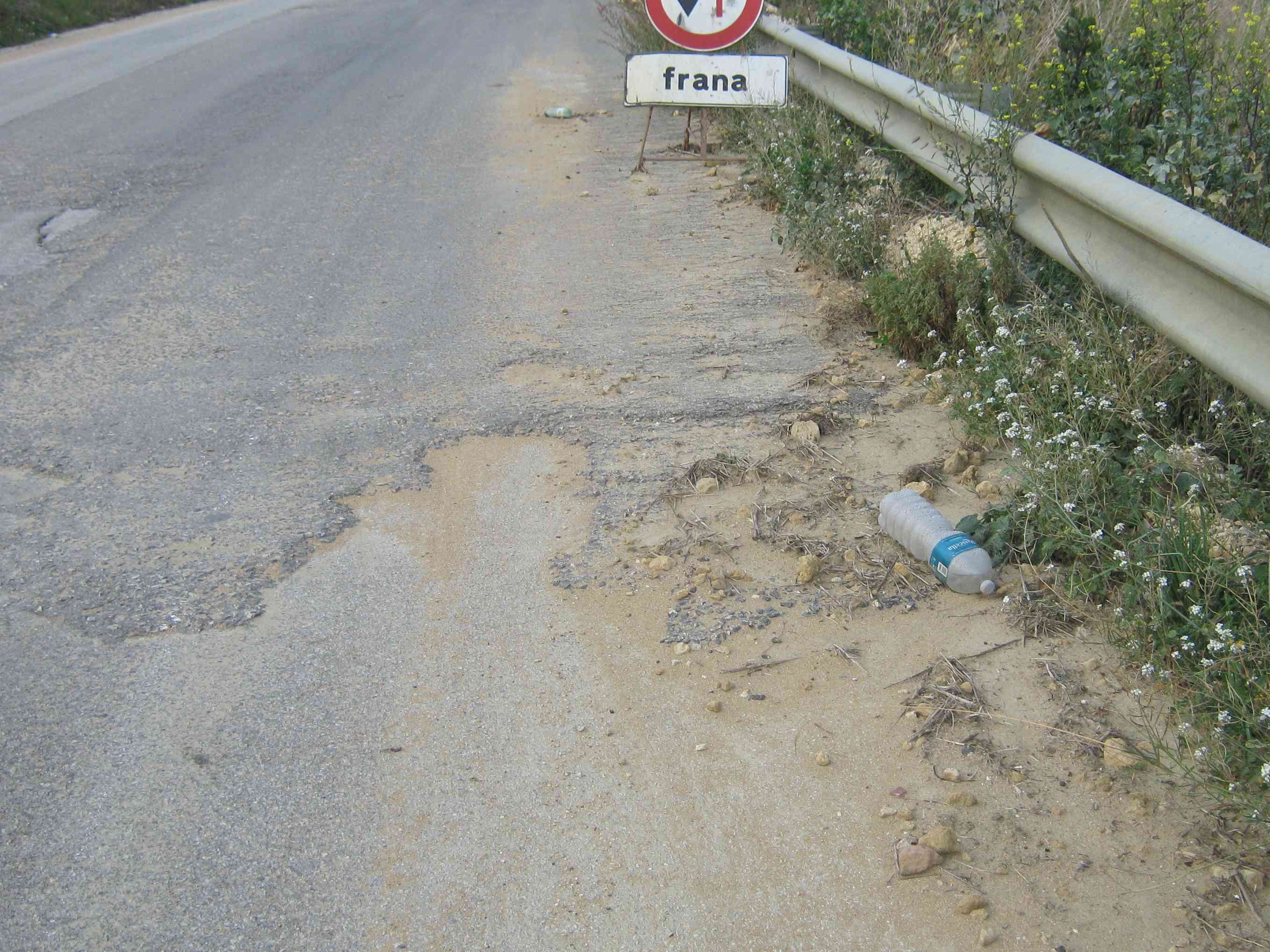 Immagine articolo: Sempre più dissestata la strada 70 tra Sambuca e S. Margherita. Disagi quotidiani per gli automobilisti