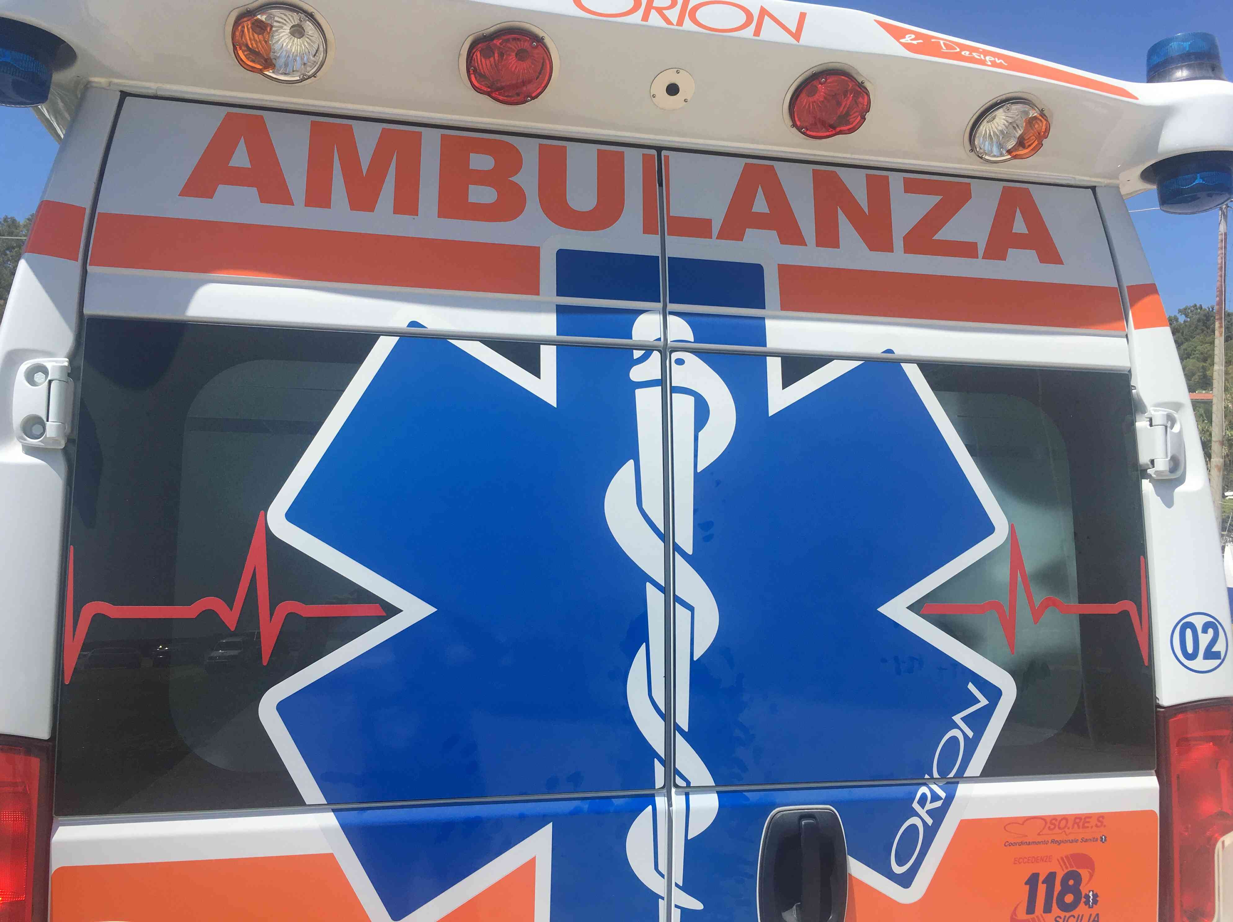 Immagine articolo: Triscina, incidente ieri per una coppia menfitana lungo la Strada del Filo.  Sul posto l'Ambulanza