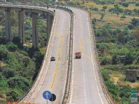 Immagine articolo: Agrigento, auto si ribalta sul viadotto Morandi: tre i feriti