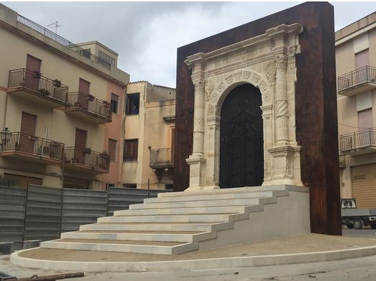 Immagine articolo: Sambuca, cerimonia di inaugurazione del portale '500. L'antico ingresso alla chiesa San Giorgio è tornato al suo posto dopo tanti anni