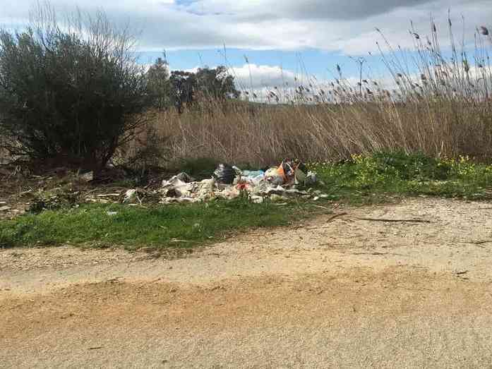 Immagine articolo: Menfi, rifiuti abbandonati da incivili tra le campagne. L’Ass. Viviani: “Presto telecamere per contrastare gli scempi ambientali”