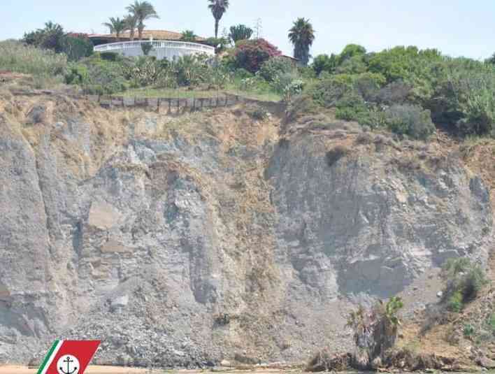 Immagine articolo: Panico tra i bagnanti, crolla un costone nell'Agrigentino