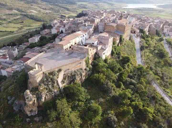 Immagine articolo: Case a 1 euro a Sambuca di Sicilia, boom di richieste dagli stranieri: perché piace agli americani