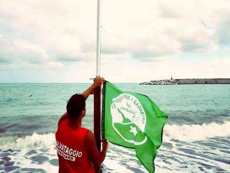 Immagine articolo: Spiagge a misura di bambino, Porto Palo di Menfi conferma la Bandiera Verde