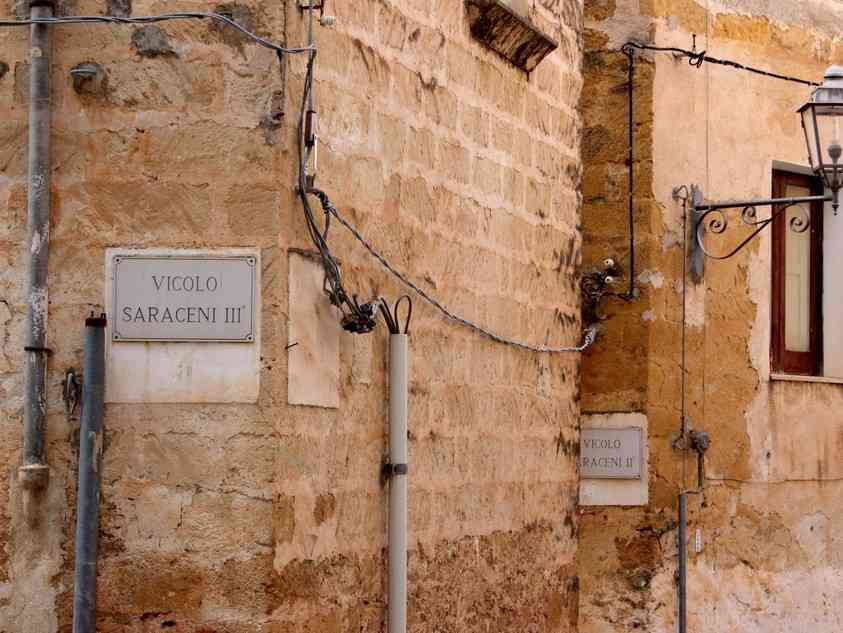 Immagine articolo: A Sambuca si lavora al terzo bando per vendita case a 3 euro Il sindaco Cacioppo alla Bte: 'progetto vincente'