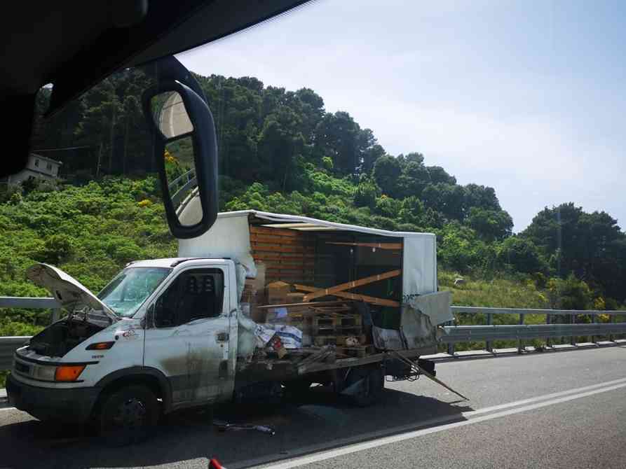 Immagine articolo: Incidente sulla Palermo-Sciacca, frontale auto-furgone: un ferito grave. Intervenuto anche un elicottero del 118.