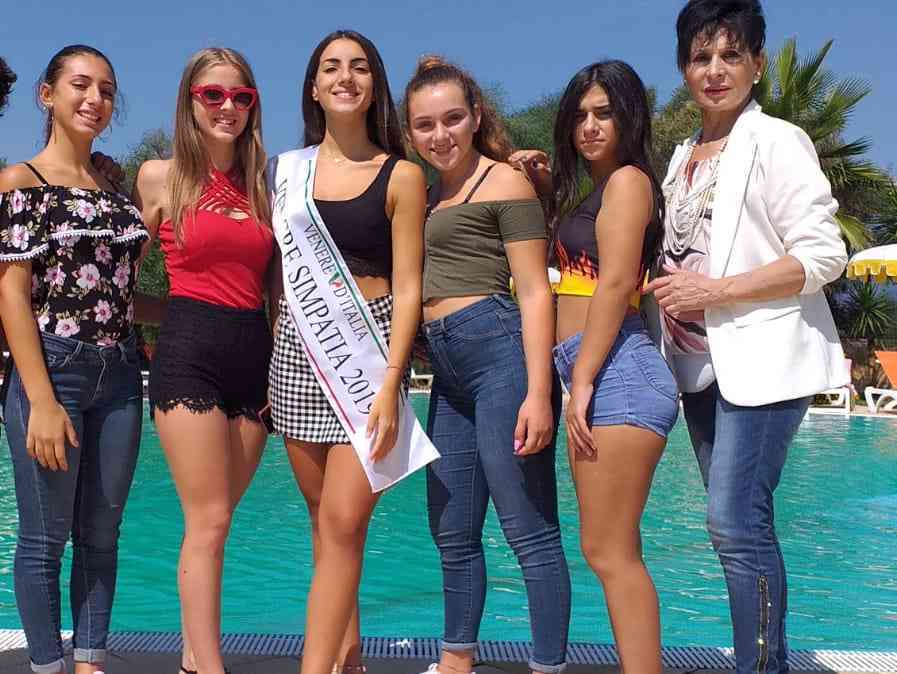 Immagine articolo: Prestigioso piazzamento per la bella diciottenne castelvetranese Simona Ingrasciotta. Tante le bellezze del nostro territorio che hanno sfilato in Calabria