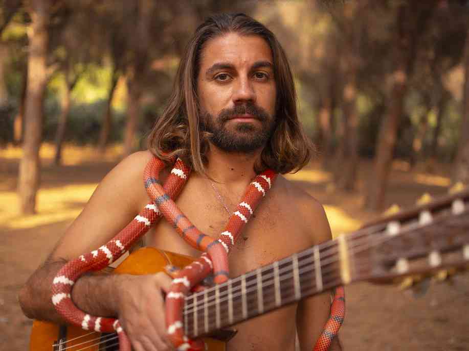 Immagine articolo: Menfi. Il cantautore Alessio Bondì domani in concerto al Teatro del Mare