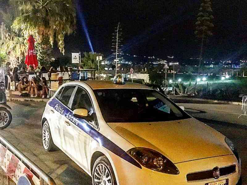 Immagine articolo: Porto Palo, la questione movida continua a far discutere. Nuova Ordinanza del Sindaco: “Ok alla musica a Porto Palo ma solo per cerimonie private“