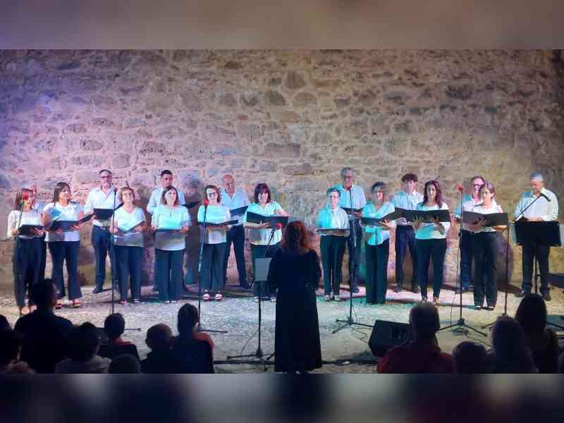 Immagine articolo: Un’incantevole Serata di Musica ai Ruderi di Salaparuta. Concerto sotto le stelle III Edizione del coro polifonico Belice Canto