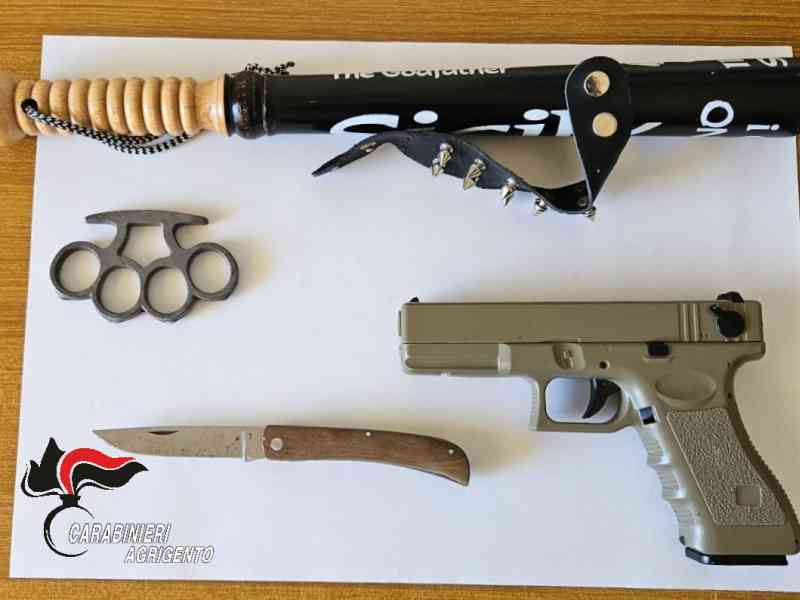 Immagine articolo: Tirapugni, coltelli e sfollagente nelle abitazioni dei giovani arrestati. 8 di Santa Margherita, 1 di Montevago