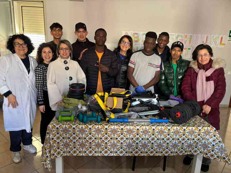 Immagine articolo: Le scuole di Salaparuta e Poggioreale donano attrezzatura sportiva al Centro di Accoglienza per Minori Stranieri