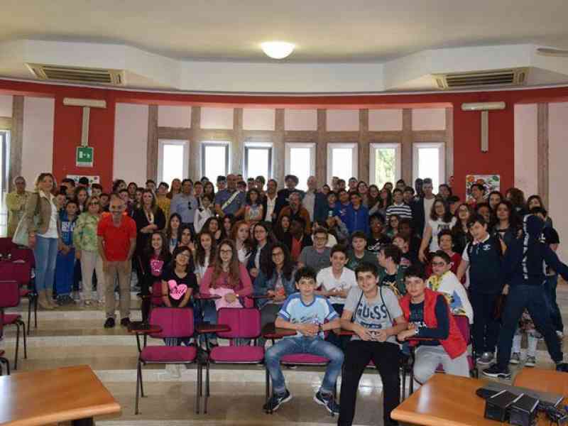 Immagine articolo: Salaparuta, incontro tra i rappresentanti dell’Associazione antiracket LiberoFuturo di Castelvetrano, alunni e alcuni amministratori e consiglieri.  Belle le testimonianze dei presenti