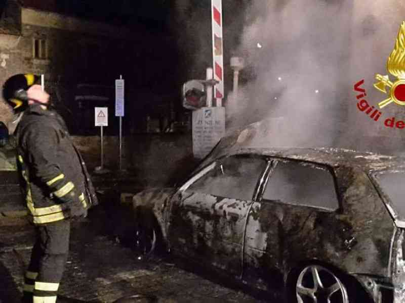 Immagine articolo: Sambuca, cinque auto a fuoco nei pressi di un condominio. Sul posto i Vigili del Fuoco di S. Margherita Belice