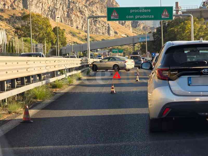 Immagine articolo: Incidente sulla Palermo - Mazara del Vallo. 3 auto coinvolte, incolonnamenti e traffico rallentato