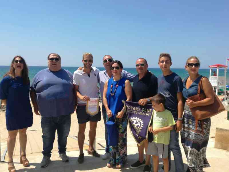 Immagine articolo: Menfi. “Un mare sicuro“, il Rotary regala uno scivolo per l'accesso dei disabili in spiaggia