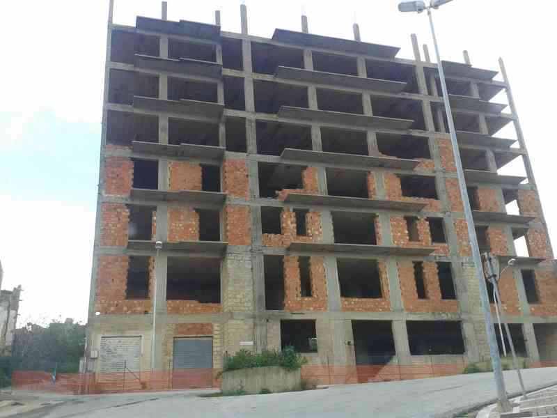 Immagine articolo: S. Margherita, aggiudicati i lavori per l'abbattimento di Palazzo Lombardo. Ecco chi effettuerà i lavori