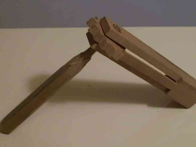 Immagine articolo: Quando si giocava con la “traccola“ ed il giocattolo era “a costo zero“