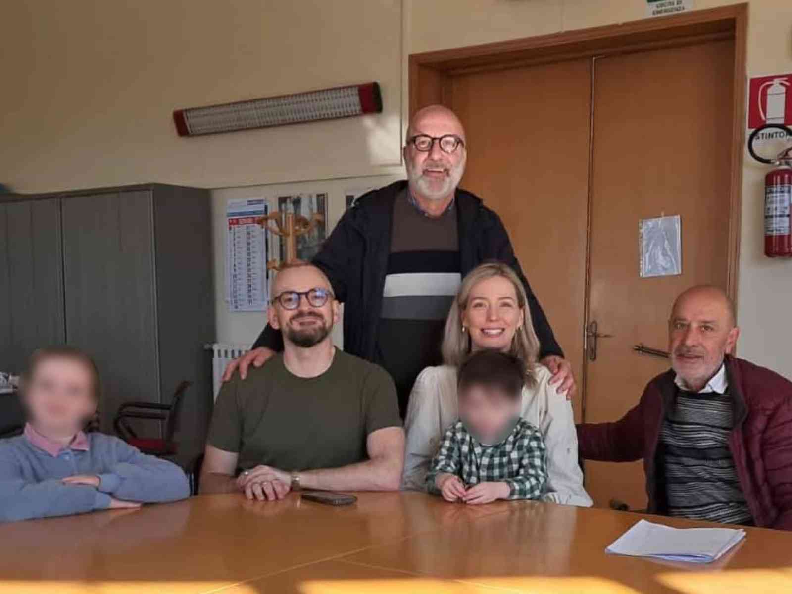 Immagine articolo: Sambuca. Famiglia inglese firma preliminare per una “Casa a 3 Euro“. È la 221ma venduta con questa modalità