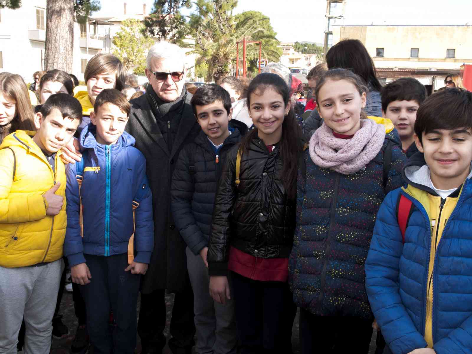 Immagine articolo: Salaparuta, grande successo per la giornata “Pompieropoli“. Circa 250 giovanissimi alunni sono diventati pompieri per un giorno