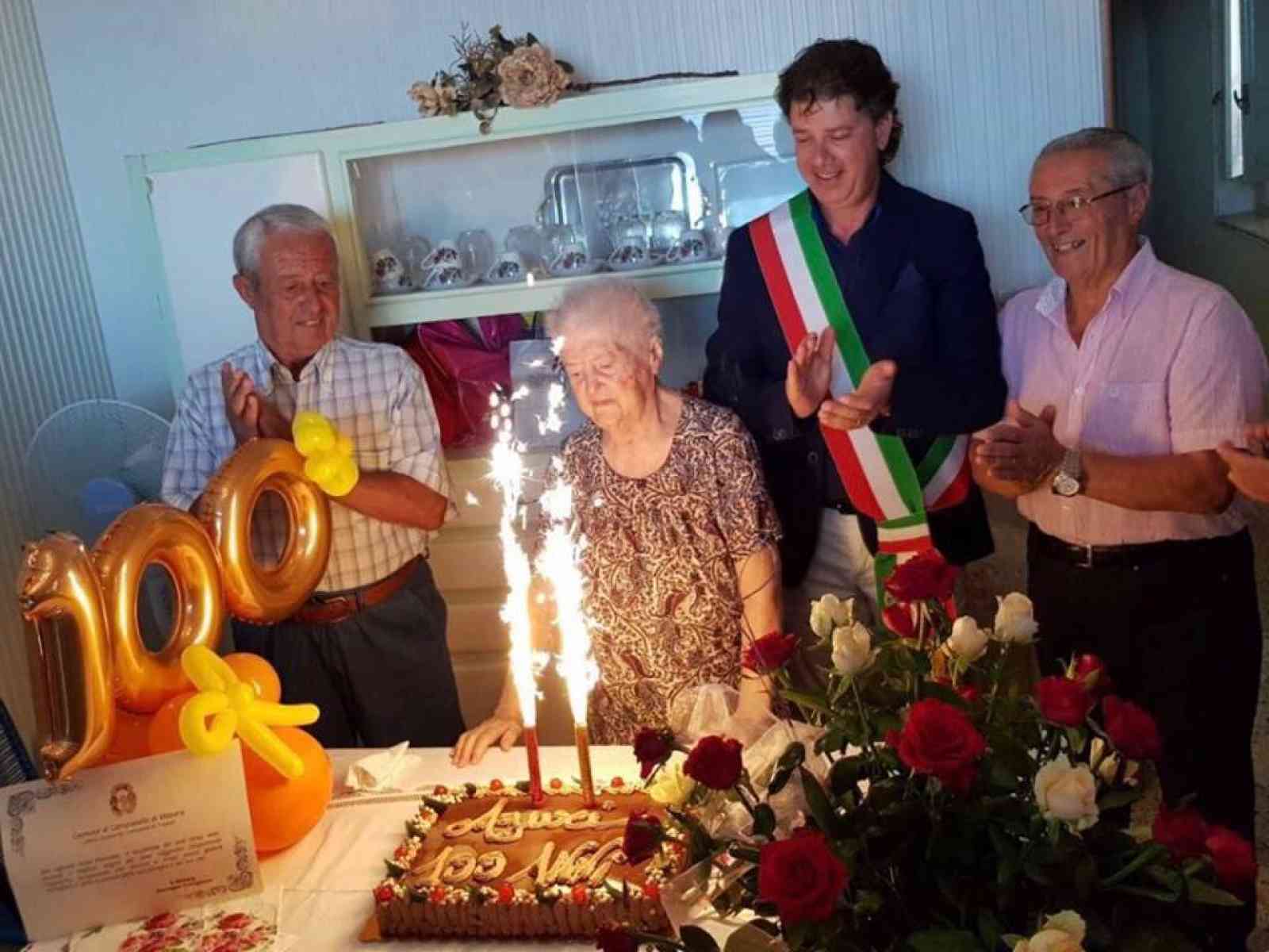 Immagine articolo: Cento candeline per la nonnina Pantaleo. La lettura e l'arte sartoriale le sue grandi passioni