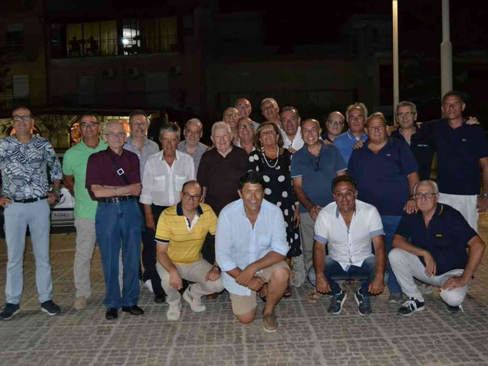 Immagine articolo: Ex compagni di classe si rivedono dopo 37 anni per una serata in allegria tra ricordi ed emozioni