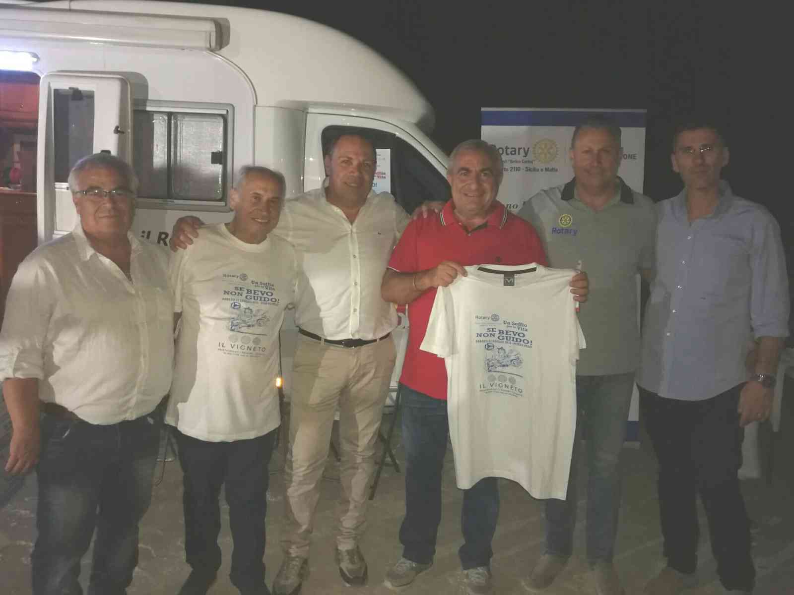 Immagine articolo: Menfi. Distribuiti numerosi etilometri dal Camper del Rotary contro l'alcolismo