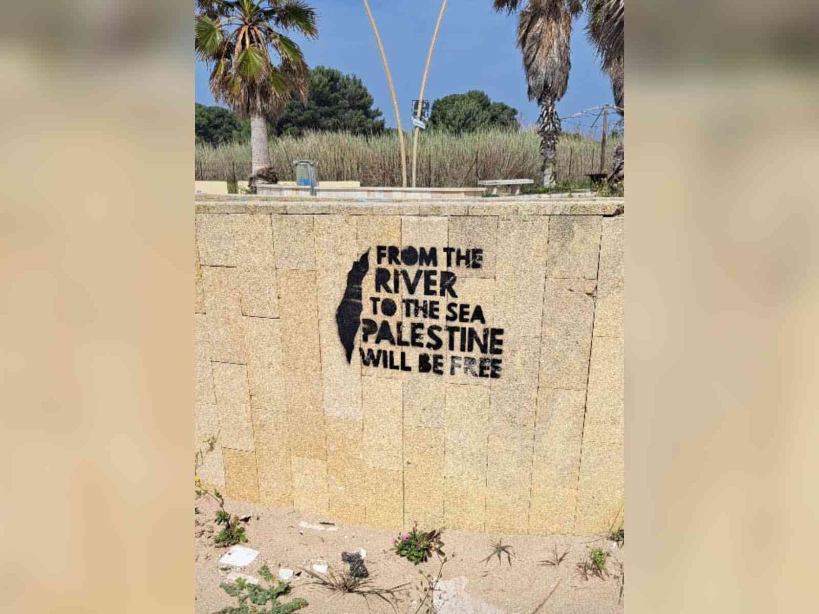 Immagine articolo: Menfi. Turista segnala graffito a Lido Fiori: “È antisemita. Andrebbe rimosso“