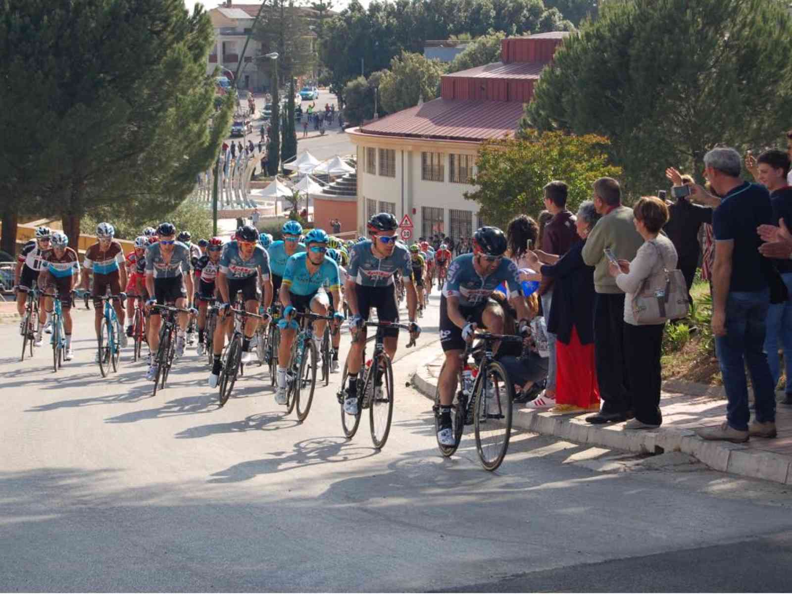 Immagine articolo: Poggioreale in festa per il passaggio del Giro d'Italia. Folla di partecipanti in piazza Autonomia Siciliana. La soddisfazione del Sindaco Pagliaroli