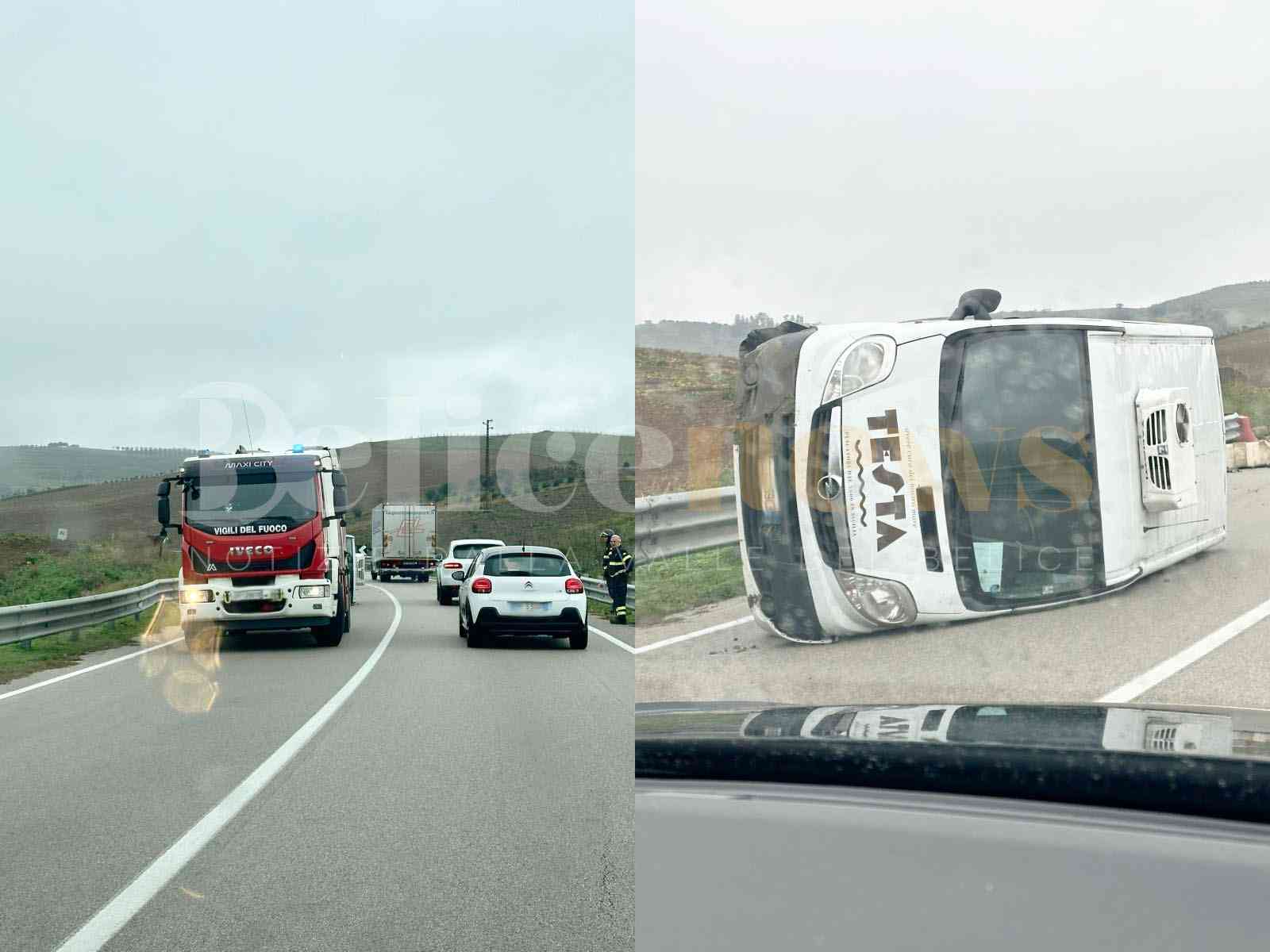 Immagine articolo: Incidente sulla Fondovalle, Palermo - Sciacca. Furgoncino ribalta https://belicenews.it/?u=57l