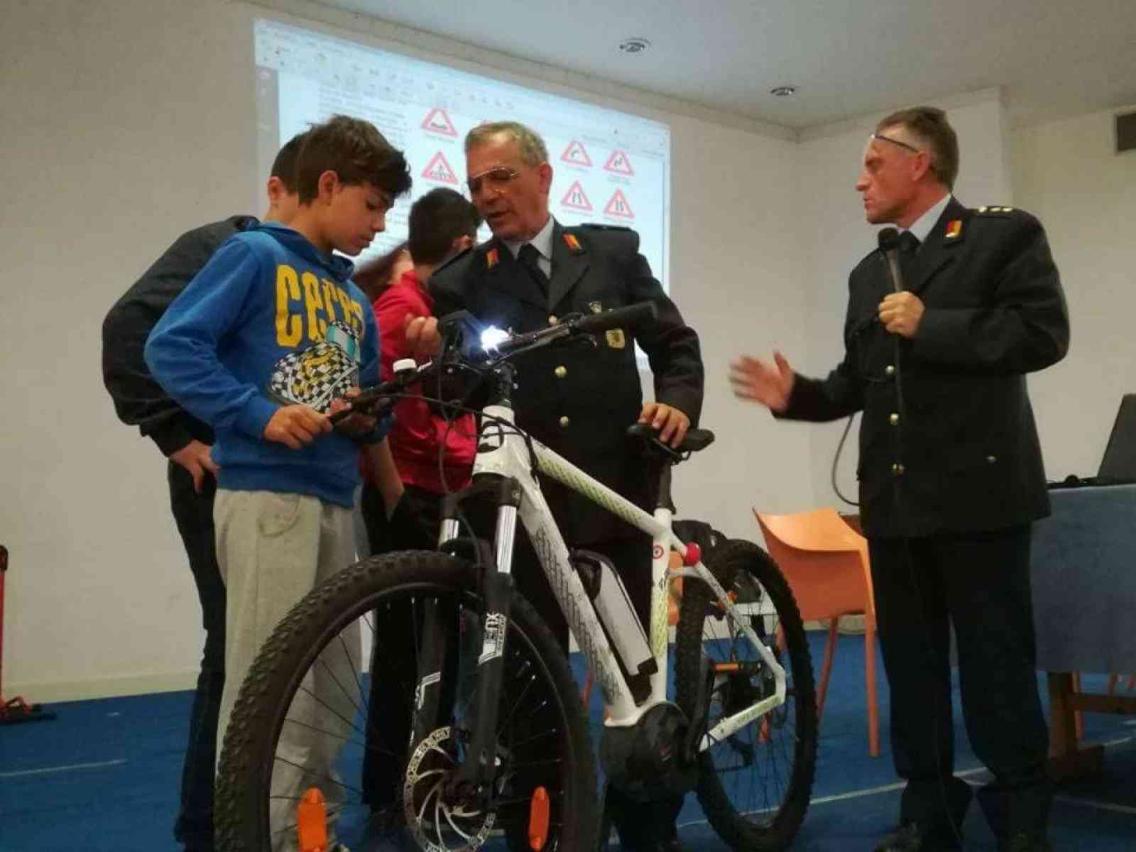 Immagine articolo: Giovani ed educazione stradale tra regole e segnaletiche. Corso della Polizia Municipale nei locali del Centro Civico